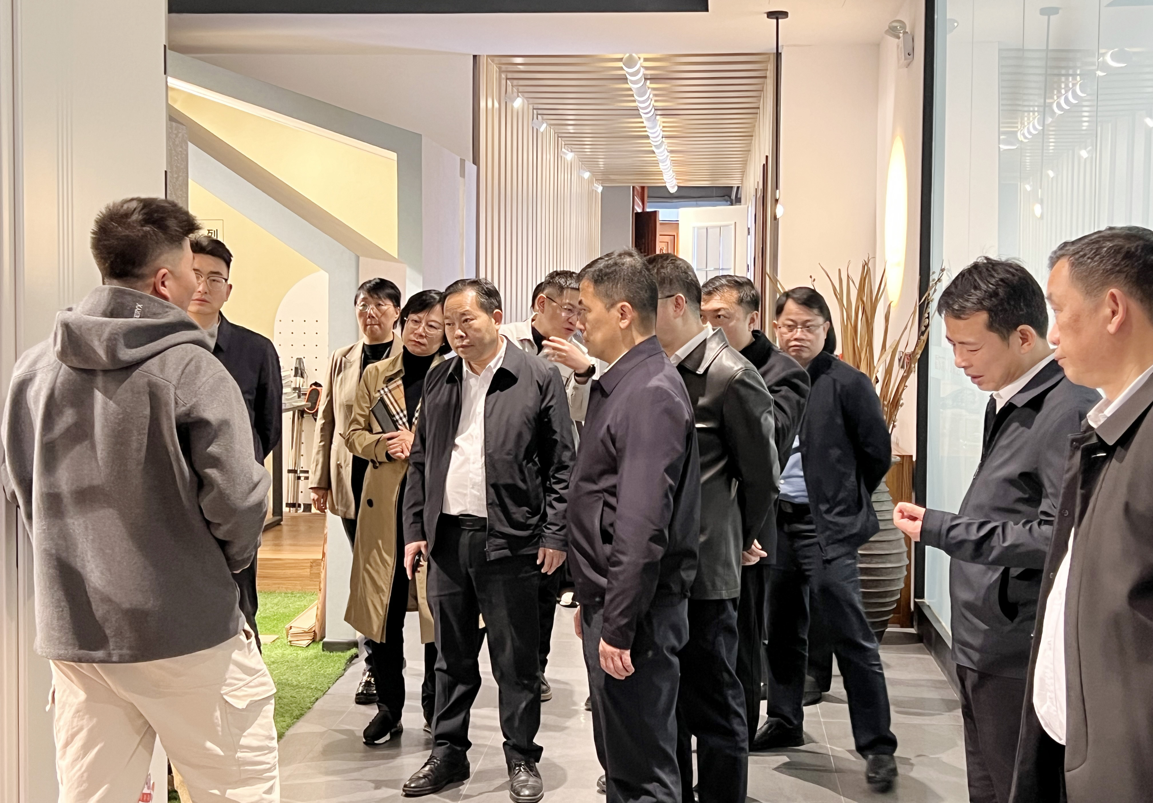 政企协同谋发展 共绘家居产业新蓝图——柳州市人民政府一行莅临霍尔茨考察交流